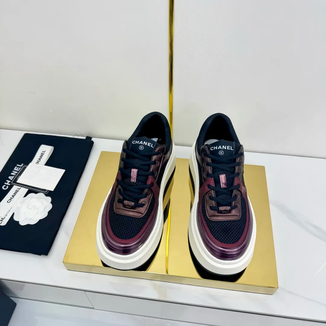 👟👟Ex-factory price 680👟👟 Upgraded version, upgraded version, upgraded version! No rebuttal accepted! ! ! ! Chanel Chanel panda shoes! 2025 counter's top casual sports shoes. This classic design; the upper is electro-embroidered with a variety of techniques; the outsole is fashionable and sporty; the unusual inclusion of a variety of color matching elements... The diversified mix and match is very good-looking and versatile, and can be used for leisure, fashion, sports, and outdoor... ꫛꫀꪝ Go➫ Materials: ❶Upper made of: original imported first-layer silk cowhide + original waterproof cloth + original first-layer cowhide ❷Inner lining: Original Yangli+Net ❸Outsole based on: Original TPU combination outsole Counter boutique packaging complete set for women 35–41 👉 👉 👉 👉 👉 👉 👉